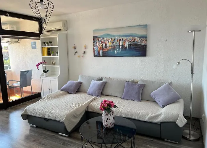 Bright Apartment Bloom - Free Parking And Wifi
